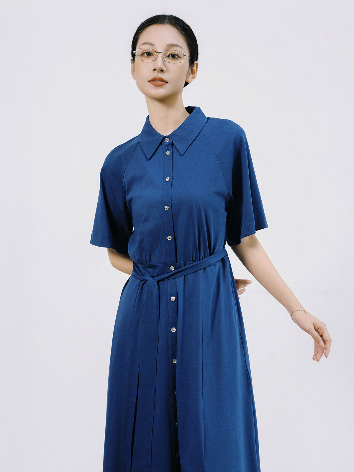 青のロングシャツワンピース着用画像