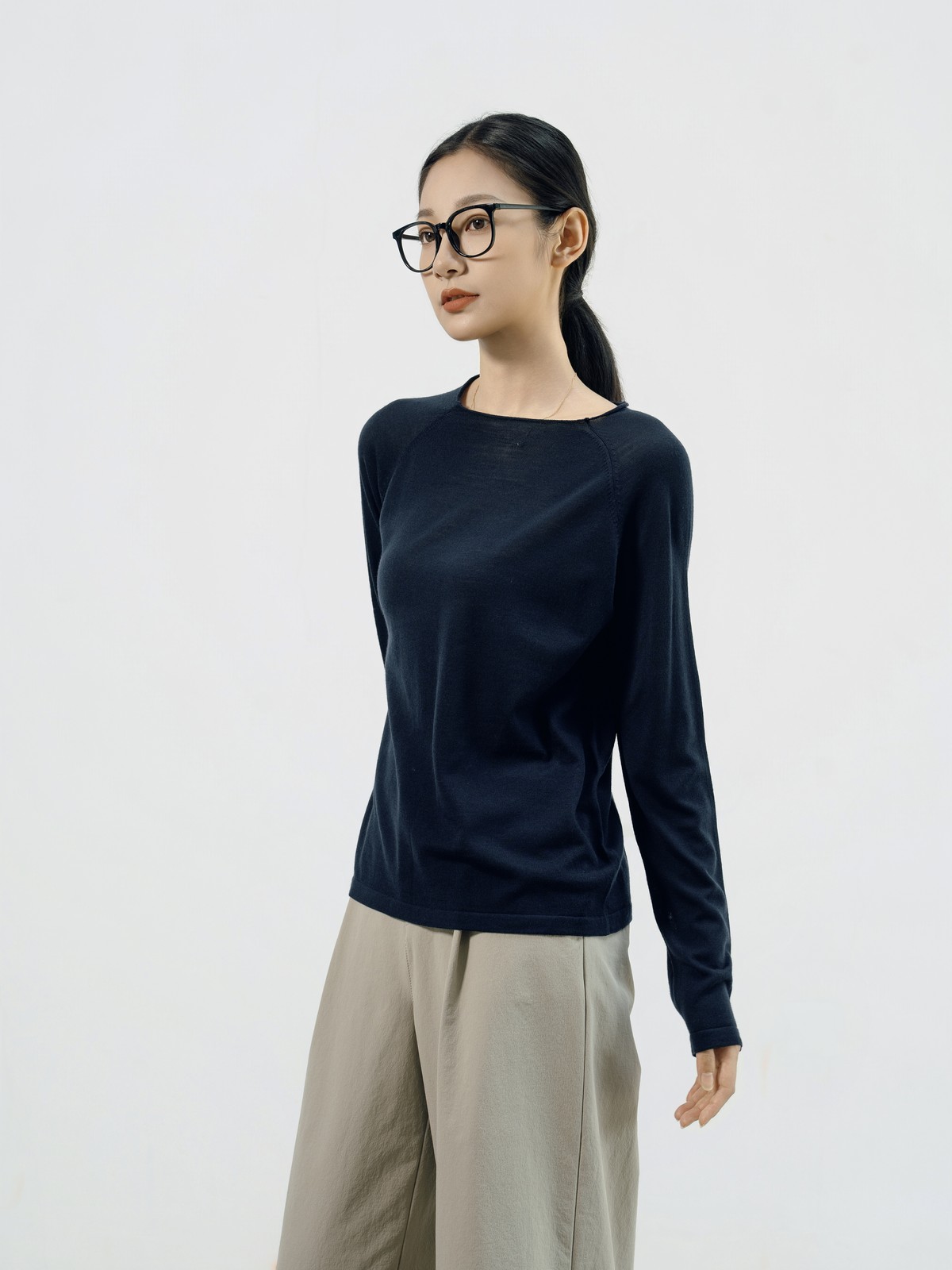 極細ビエラヤーン クルーネックニット（Navy）の着用イメージ 斜めから