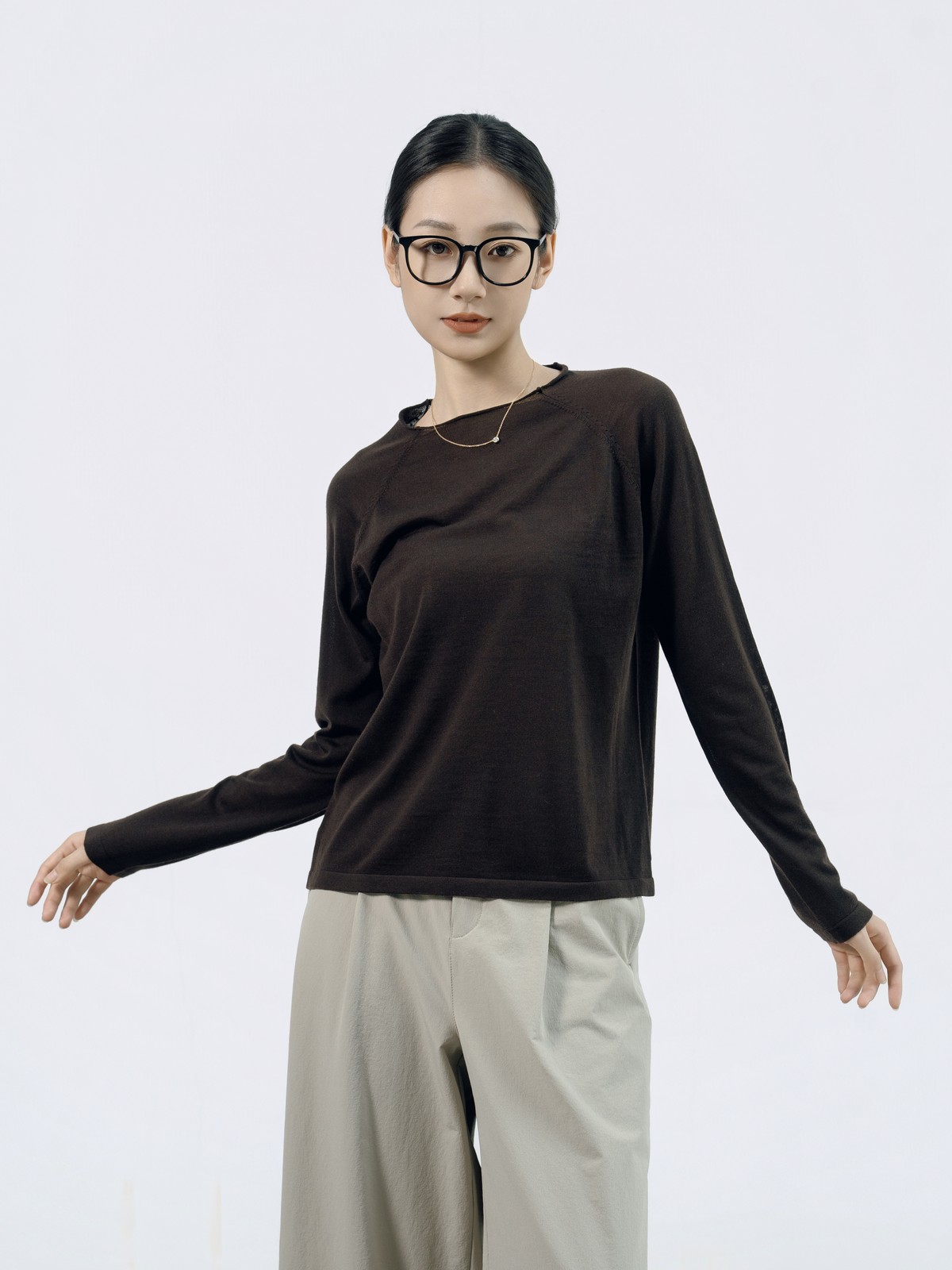 極細ビエラヤーン クルーネックニット（Dark Brown）の着用イメージ 両腕を広げた正面