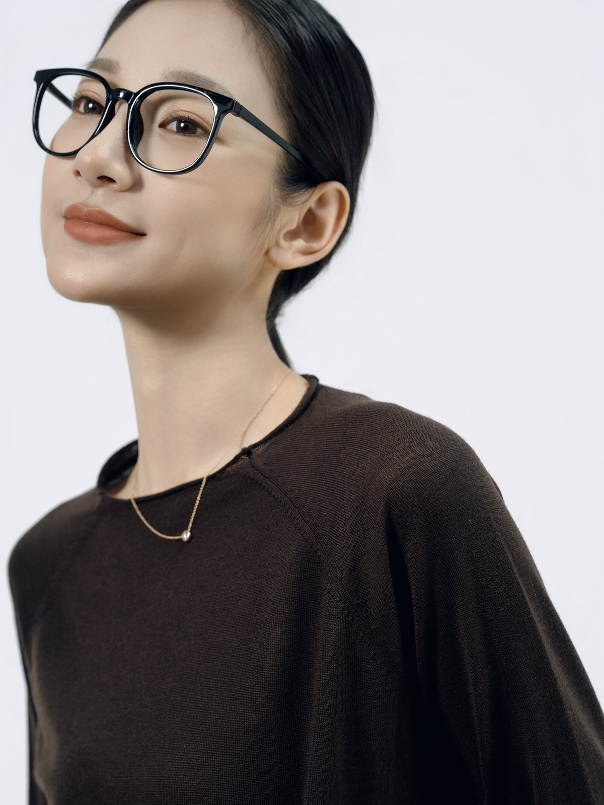 極細ビエラヤーン クルーネックニット（Dark Brown）の首元とラグランスリーブのアップ
