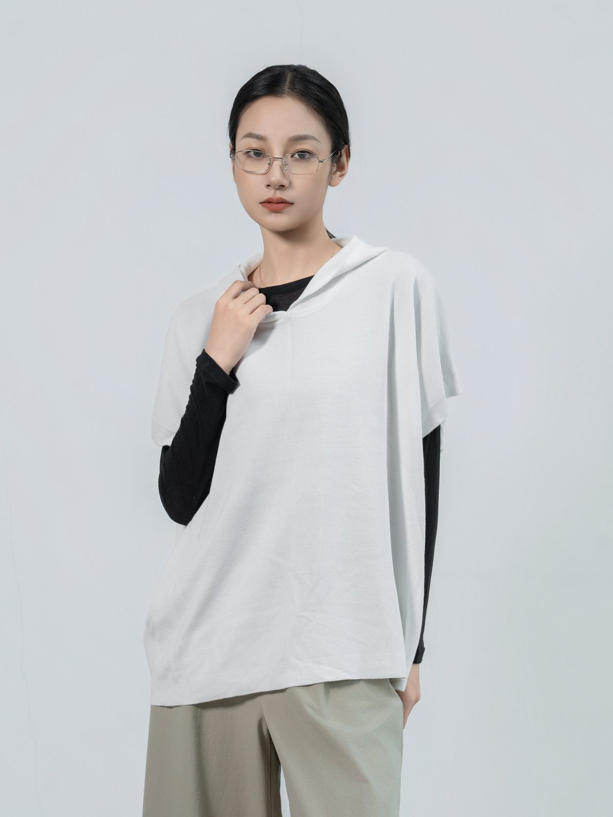 ミラノリブ フーディベスト（White）の着用イメージ 正面