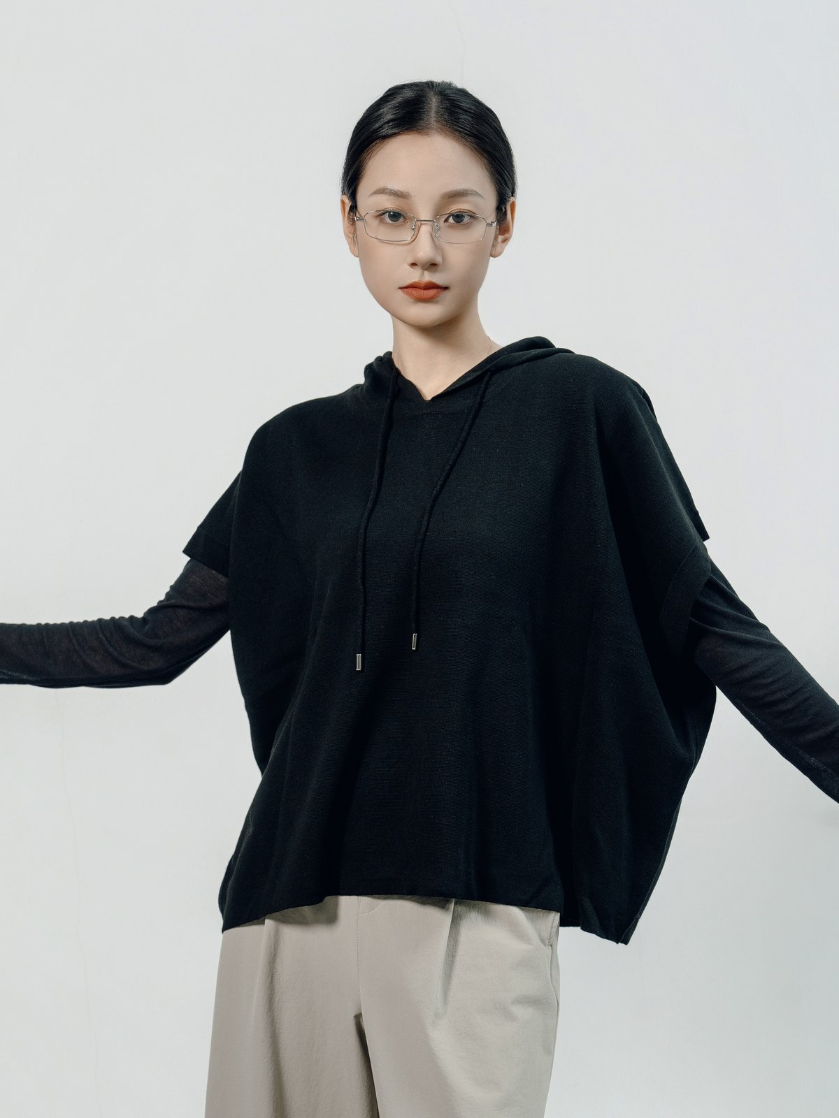 ミラノリブ フーディベスト（Black）の着用イメージ 両腕を広げた正面