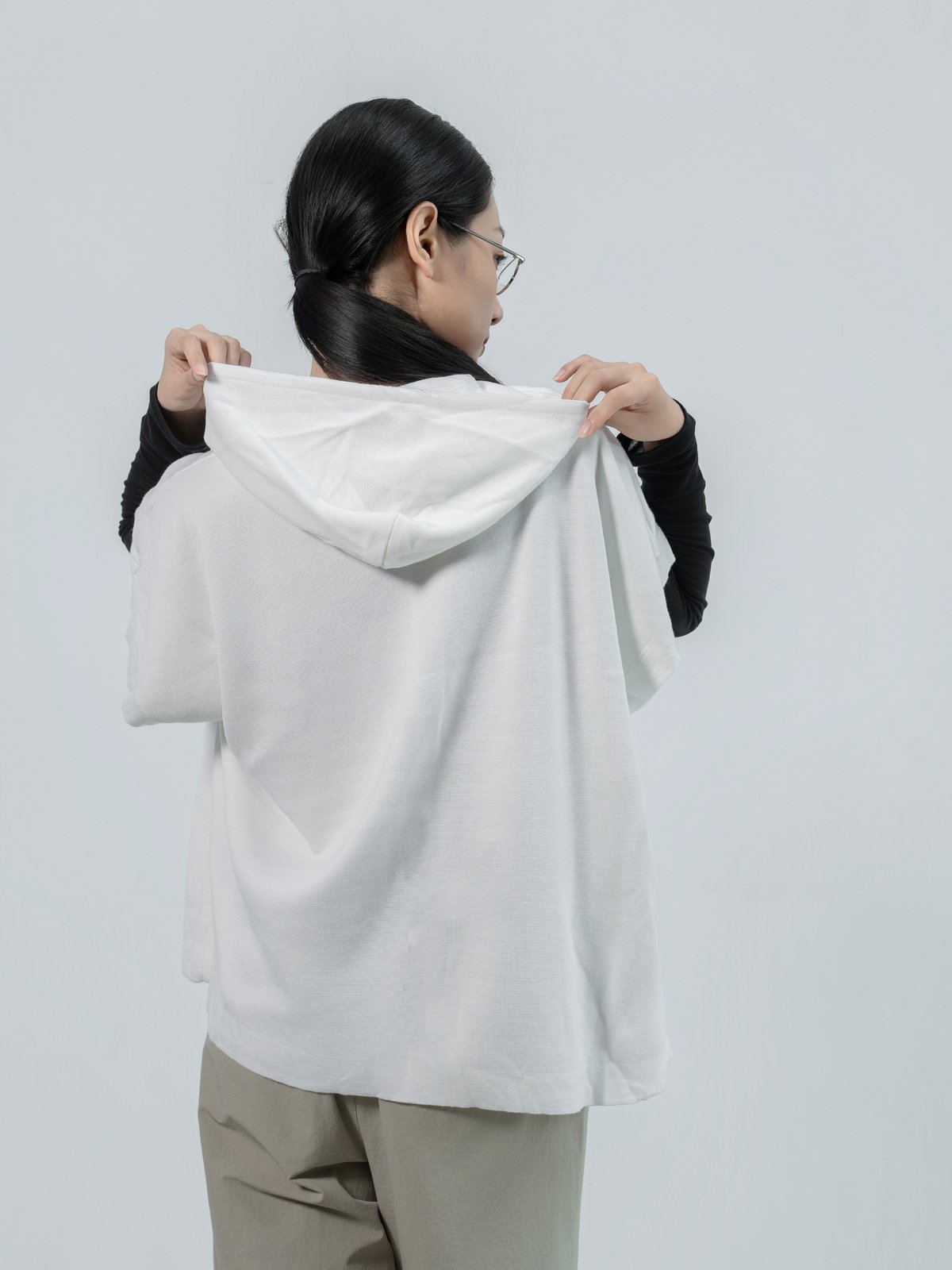 ミラノリブ フーディベスト（White）のフードが見える後ろ姿